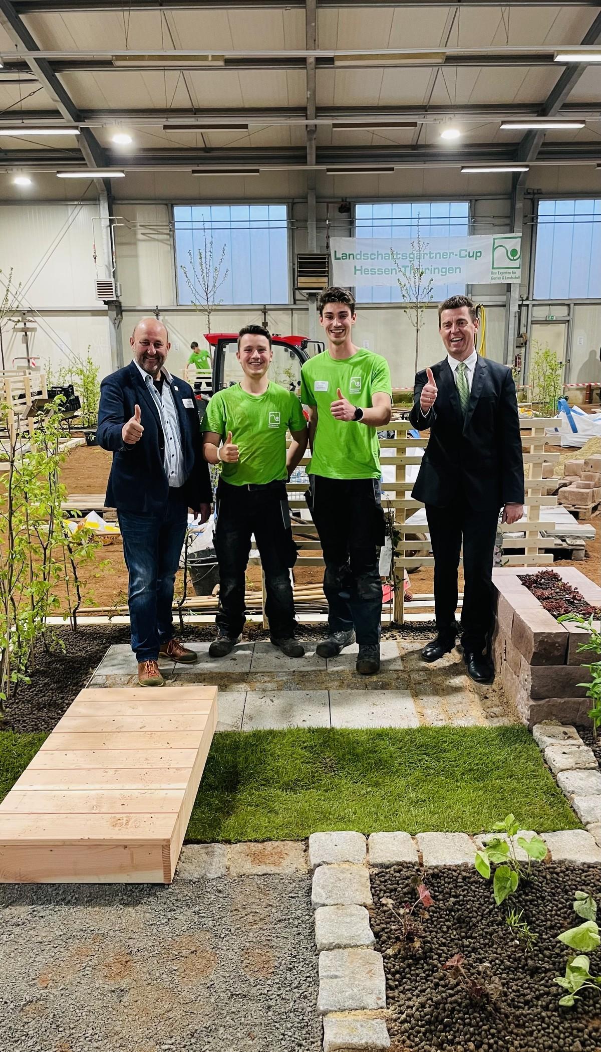 7 - Das Siegerteam mit FGL-Präsident Karsten Hain und Referatsleiter Dr. Christian Fischer vom Hessischen Ministerium für Umwelt, Klimaschutz, Landwirtschaft und Verbraucherschutz (v.l.n.r.): Karsten Hain, Andreas Reinhardt, Felix Wilhelm und Dr. Christian Fischer. | Foto: Christian Habel 7 - Das Siegerteam mit FGL-Präsident Karsten Hain und Referatsleiter Dr. Christian Fischer vom Hessischen Ministerium für Umwelt, Klimaschutz, Landwirtschaft und Verbraucherschutz (v.l.n.r.): Karsten Hain, Andreas Reinhardt, Felix Wilhelm und Dr. Christian Fischer. | Foto: Christian Habel