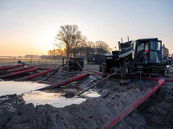 Erstellung einer Pilotbohrung zwischen bereits verlegten, parallel verlaufenden Schutzrohren, in die später die Erdkabel eingezogen werden | Foto: Tracto Erstellung einer Pilotbohrung zwischen bereits verlegten, parallel verlaufenden Schutzrohren, in die später die Erdkabel eingezogen werden | Foto: Tracto