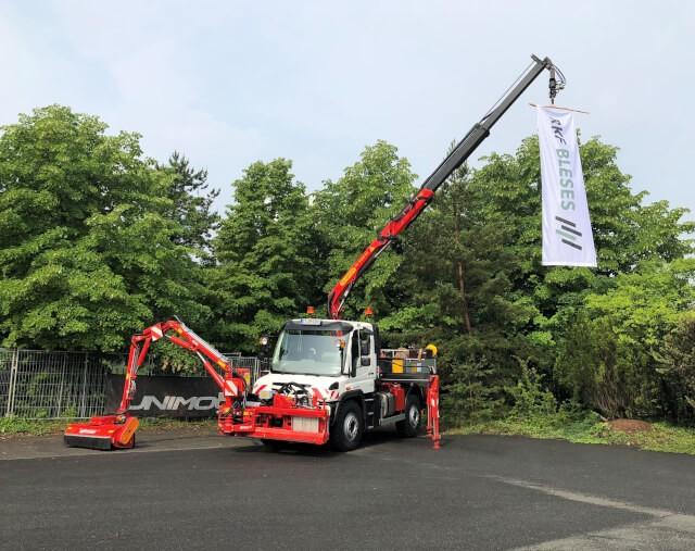 Unimog U427 mit Dücker Auslegemäher vorn und Palfinger-Kran PK9001, aufgebaut durch Firma Werner, Trier.
