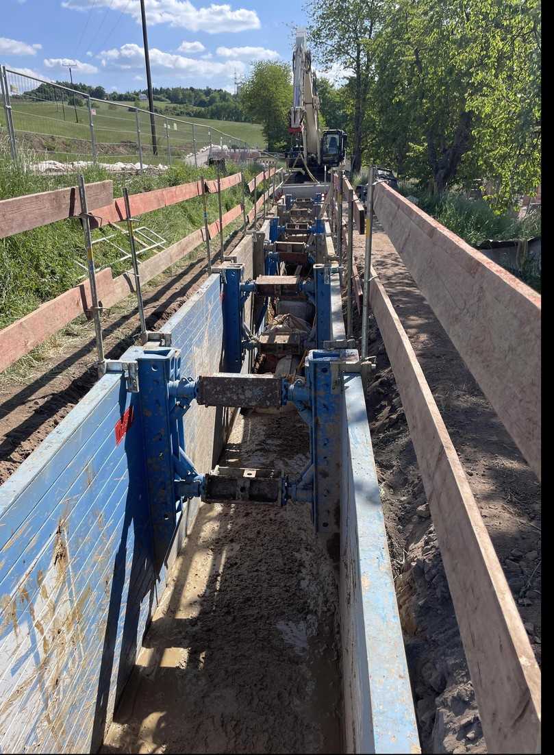 Rohrverlegung in Flüssigboden im verbauten Graben. | Foto: OBG