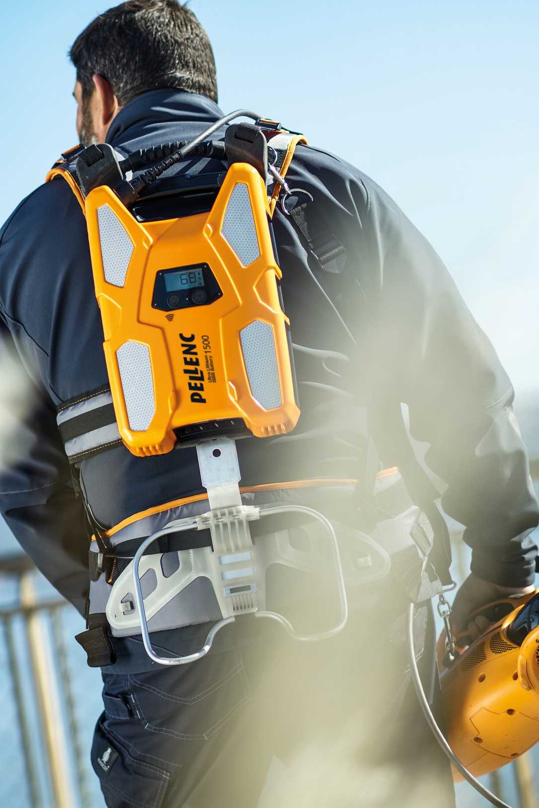 Ergonomie im GaLaBau: Entlastung durch Akku & Tragesysteme