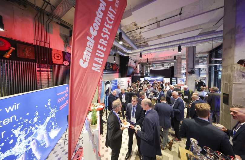 Lebhafter Meinungs- und Erfahrungsaustausch in der Ausstellung | Foto: Dr.-Ing. Stein & Partner