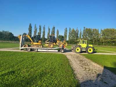 Satteltieflader transportiert Minibagger und Radlader gleichzeitig