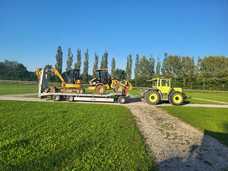 Satteltieflader transportiert Minibagger und Radlader gleichzeitig