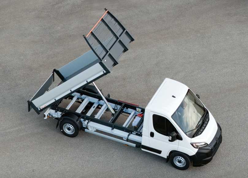 Hinterkipper steuert das italienische Fabrikat Scattolini bei. | Foto: Stellantis