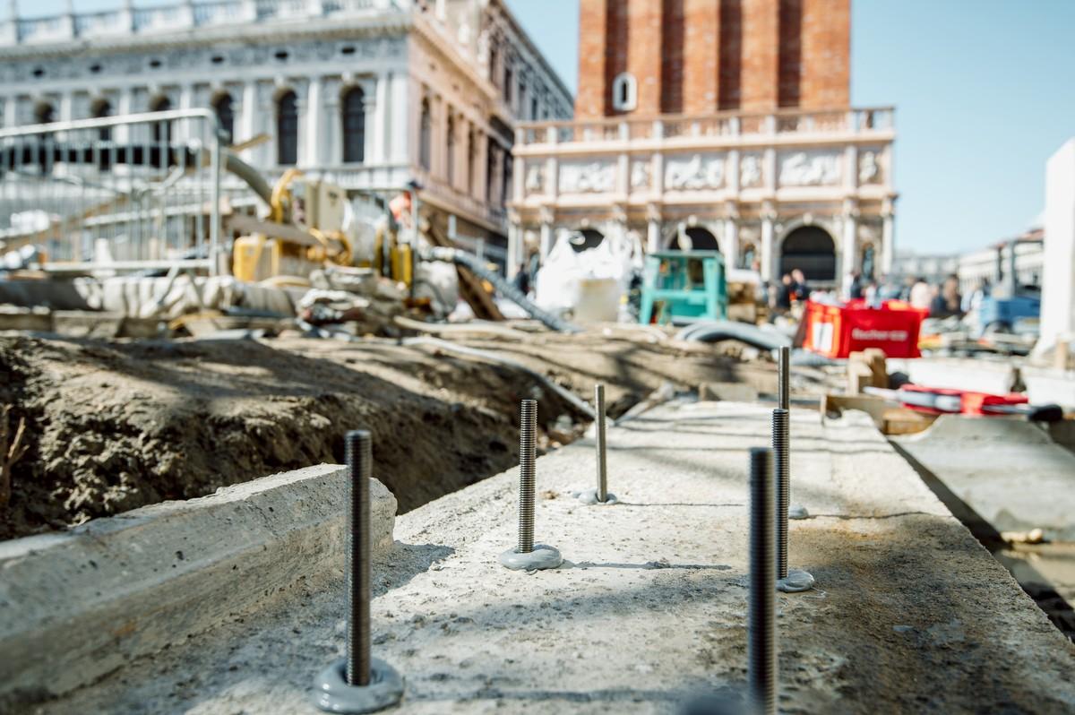 Um den gläsernen Schutzwall des Markus-
doms im Fundament zu verankern, kam der fischer Injektionsmörtel FIS EM Plus zusammen mit FIS A Ankerstangen zum Einsatz. | Foto: Alberto Chiggiato