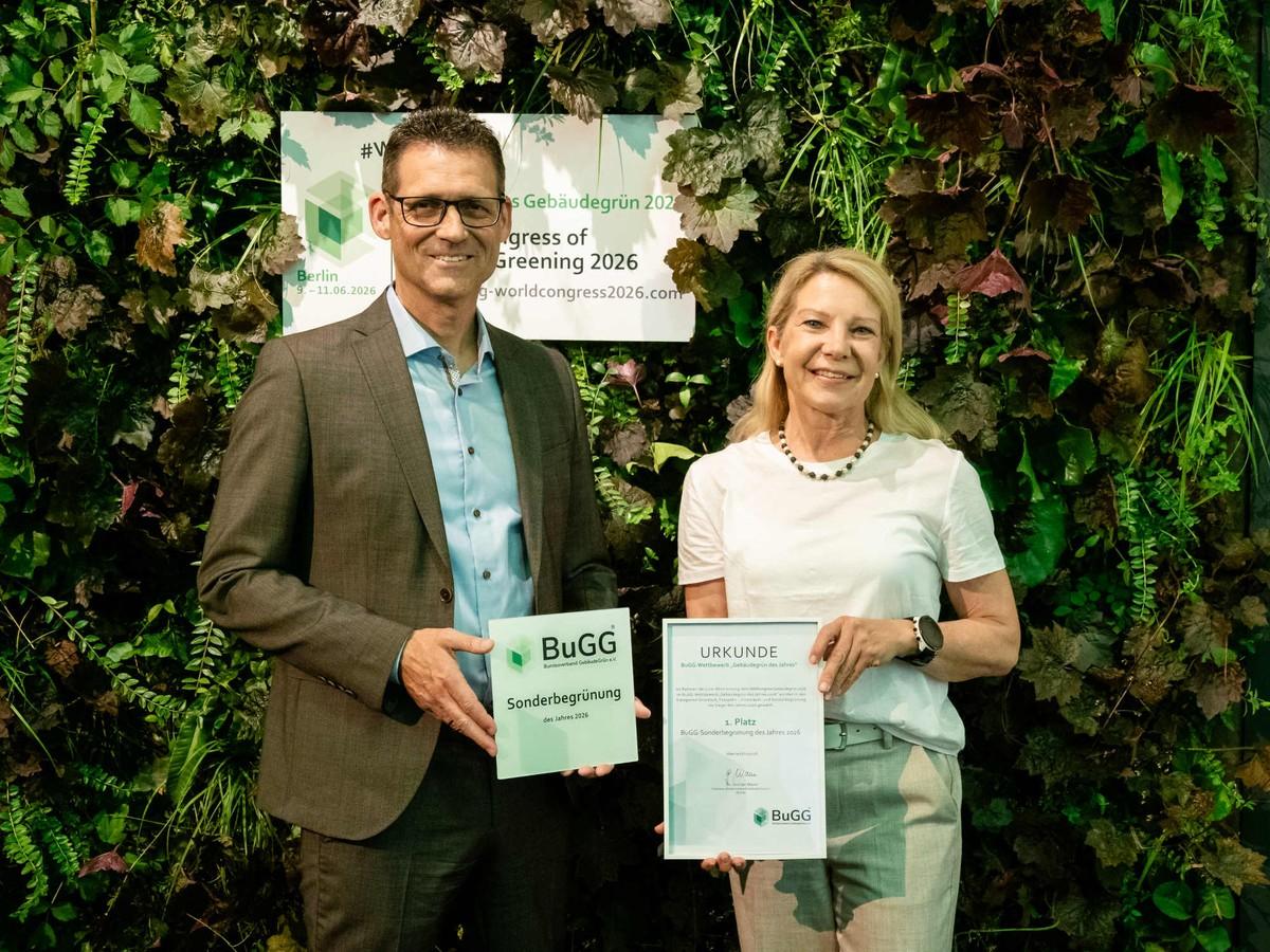 Das BuGG-Mitglied Carl Stahl ARC nahm gleich zwei Prämierung mit nach Hause - für den Garden-Tower in der Schweiz und den Innenhof in Hannover: BuGG-Präsident Dr. Gunter Mann mit Carl Stahl-CRM-Managerin Barbara König. | Foto: BuGG Das BuGG-Mitglied Carl Stahl ARC nahm gleich zwei Prämierung mit nach Hause - für den Garden-Tower in der Schweiz und den Innenhof in Hannover: BuGG-Präsident Dr. Gunter Mann mit Carl Stahl-CRM-Managerin Barbara König. | Foto: BuGG