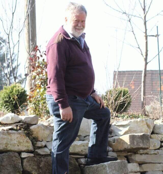 Manfred Rother in seinem eigenen Natursteingarten