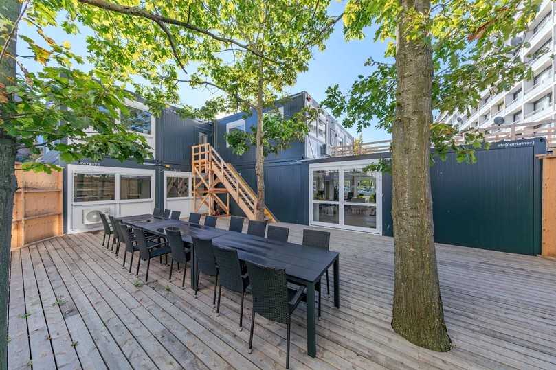 Die Terrasse schafft Raum für Erholung und kurze Auszeiten im Arbeitsalltag. | Foto: Ela Container
