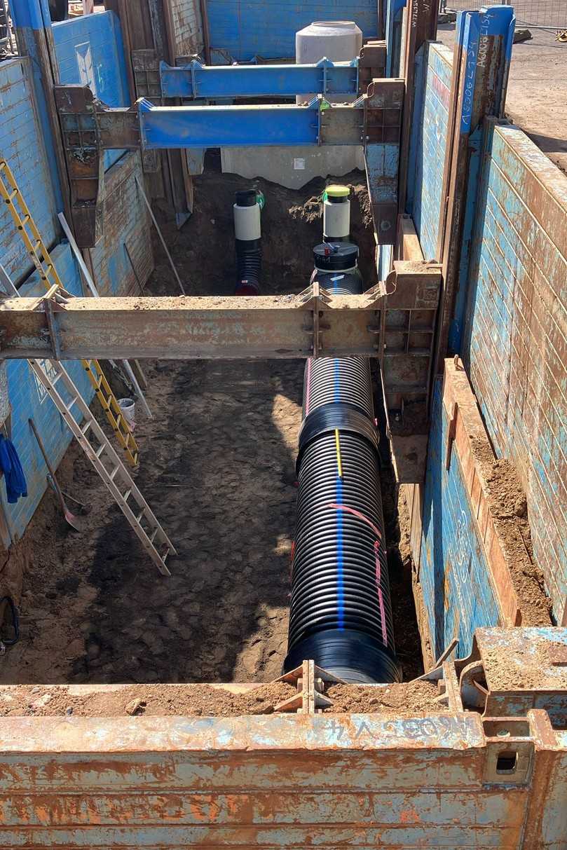 Die Lösung mit dem gestuften E+S Linearverbau und dem U-Laufwagen machen das Einfädeln der Sedimentationsrohre DN 800 problemlos möglich. | Foto: AMT Alex Maas Tiefbauunternehmung GmbH & Co. KG