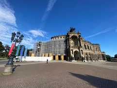 Transportbühne an der Semperoper im Einsatz