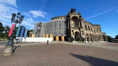 Transportbühne an der Semperoper im Einsatz