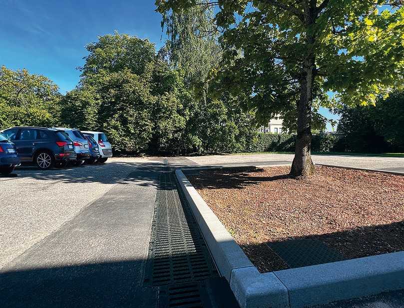 Der Standort des Spitzahorns wurde aufwändig saniert, die Pflanzgrube vergrößert, der Boden schichtweise mit Skeletterde, Belüftungs- und Baumsubstrat aufgebaut. | Foto: Hauraton Der Standort des Spitzahorns wurde aufwändig saniert, die Pflanzgrube vergrößert, der Boden schichtweise mit Skeletterde, Belüftungs- und Baumsubstrat aufgebaut. | Foto: Hauraton