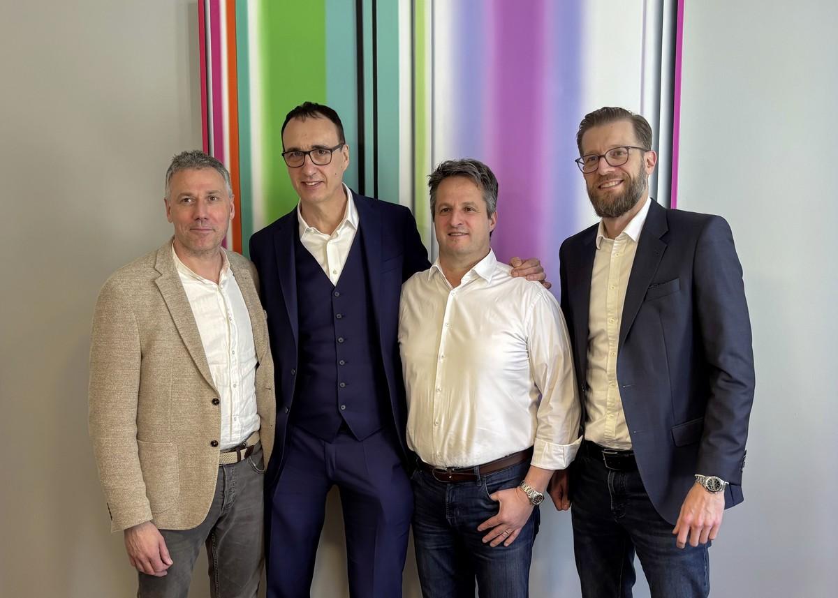 Nach der Vertragsunterzeichnung (v.l.): Angelo Butera (Geschäftsbereichsleiter LC&M, Zeppelin Rental), Roy Janusziak (CEO cpc und GreenLean ), Dirk Herborn (CFO, cpc und GreenLean), Christoph Afheldt (Geschäftsleitung Zeppelin Rental) | Foto: Zeppelin Rental GmbH Nach der Vertragsunterzeichnung (v.l.): Angelo Butera (Geschäftsbereichsleiter LC&M, Zeppelin Rental), Roy Janusziak (CEO cpc und GreenLean ), Dirk Herborn (CFO, cpc und GreenLean), Christoph Afheldt (Geschäftsleitung Zeppelin Rental) | Foto: Zeppelin Rental GmbH