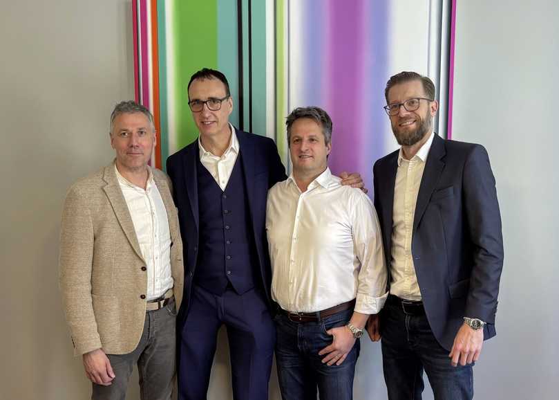 Nach der Vertragsunterzeichnung (v.l.): Angelo Butera (Geschäftsbereichsleiter LC&M, Zeppelin Rental), Roy Janusziak (CEO cpc und GreenLean ), Dirk Herborn (CFO, cpc und GreenLean), Christoph Afheldt (Geschäftsleitung Zeppelin Rental) | Foto: Zeppelin Rental GmbH Nach der Vertragsunterzeichnung (v.l.): Angelo Butera (Geschäftsbereichsleiter LC&M, Zeppelin Rental), Roy Janusziak (CEO cpc und GreenLean ), Dirk Herborn (CFO, cpc und GreenLean), Christoph Afheldt (Geschäftsleitung Zeppelin Rental) | Foto: Zeppelin Rental GmbH