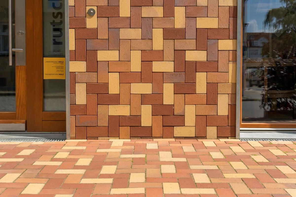 Fließender Übergang vom Boden zur Fassade: Die Architekten wollten die Bodenpflasterung der Außenanlagen allerdings nicht an der Gebäudewand enden lassen. | Foto: Vandersanden