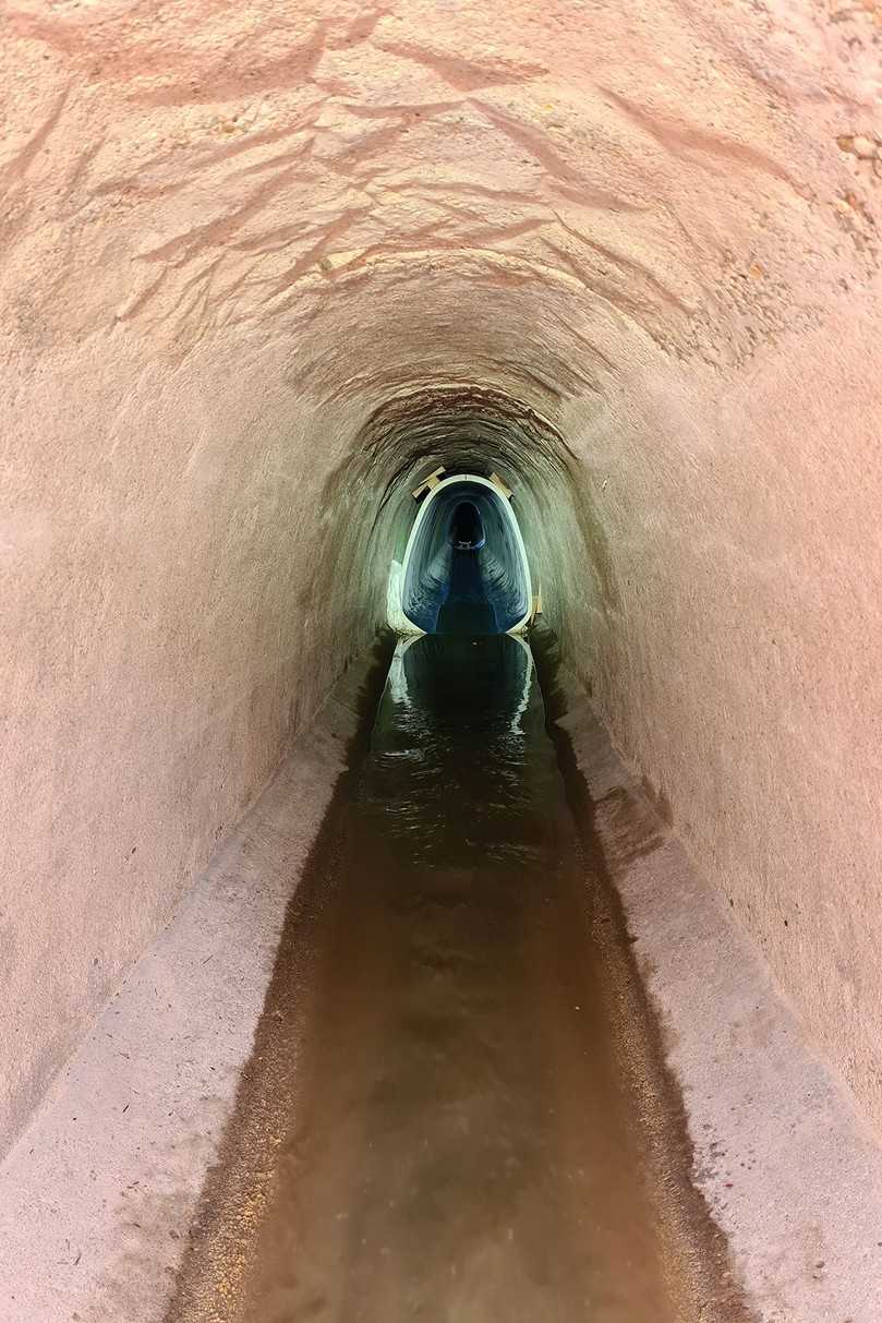 Die eingebauten GFK-Profile werden im Altkanal mit Holzkeilen in ihrer Lage fixiert und damit für die abschließende Ringraumverfüllung gesichert. | Foto: Aarsleff Rohrsanierung