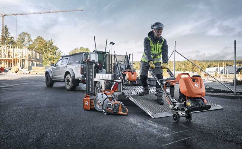Die vorwärtslaufenden Akku-Rüttelplatten eignen sich für tägliche Aufgaben wie die Ausbesserung von Straßen, Grabarbeiten, Grünflächenpflege und Reparaturen mittleren Umfangs. | Foto: Husqvarna