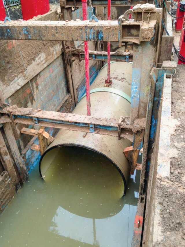 Schwimmende Verlegung: Einbau eines Abwasserrohres bei erhöhtem Grundwasser mittels RSS-Rohrverlegehilfe in Flüssigboden. | Foto: FiFB Leipzig Schwimmende Verlegung: Einbau eines Abwasserrohres bei erhöhtem Grundwasser mittels RSS-Rohrverlegehilfe in Flüssigboden. | Foto: FiFB Leipzig
