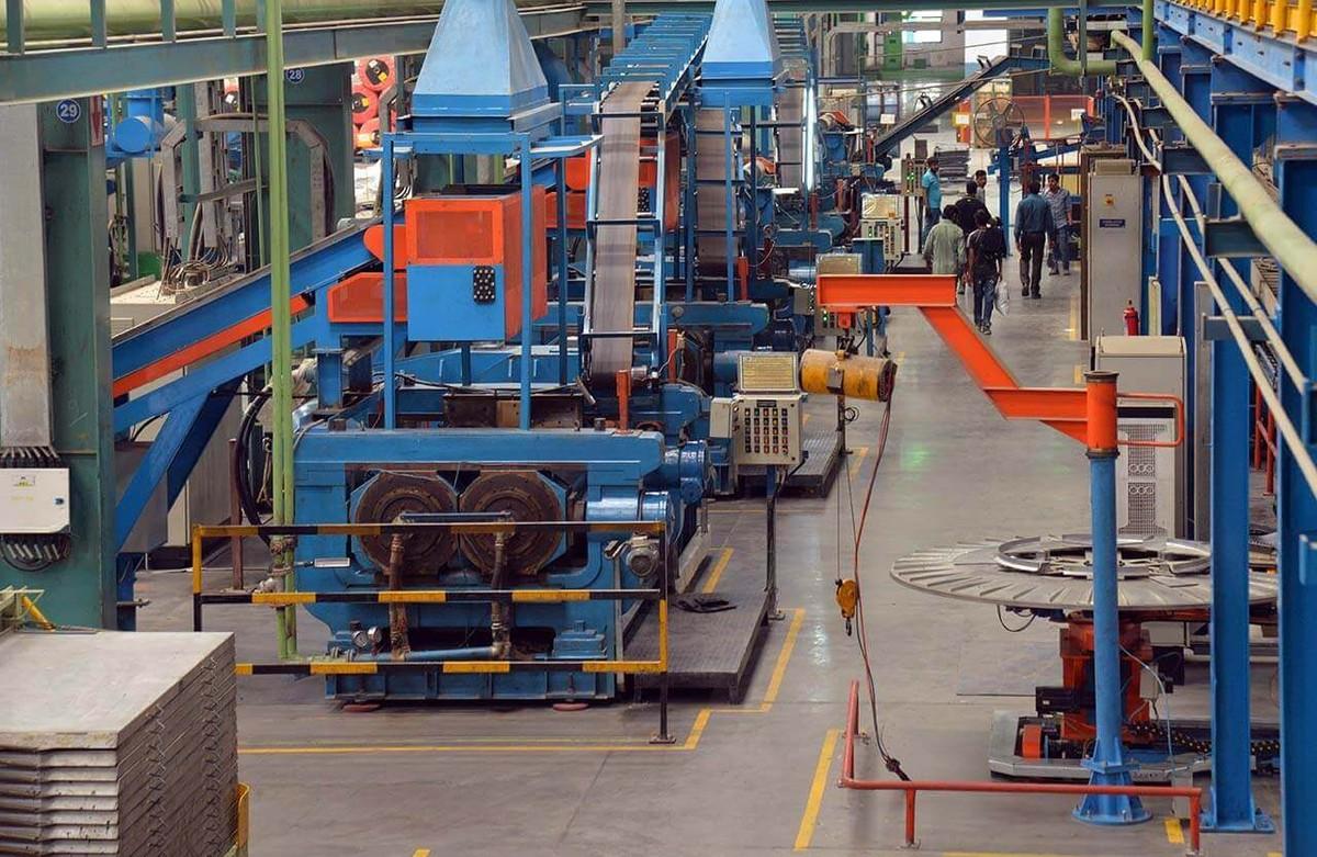 Die Fertigung von OTR-Reifen ist hochkomplex und erfordert eine Vielzahl von Maschinen. | Foto: BKT Die Fertigung von OTR-Reifen ist hochkomplex und erfordert eine Vielzahl von Maschinen. | Foto: BKT