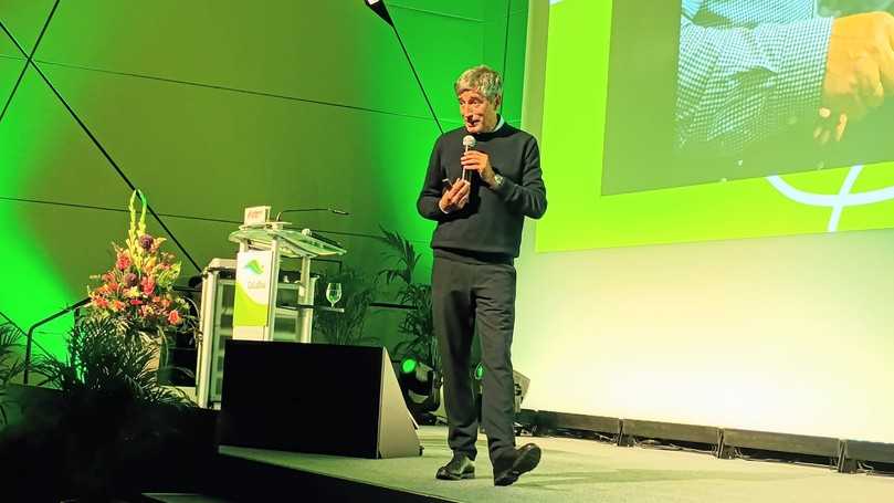 Einsatz für lebenswerte grüne Räume: Wissenschaftsjournalist und Autor Ranga Yogeshwar ist beeindruckt. | Foto: B_I MEDIEN/Budde