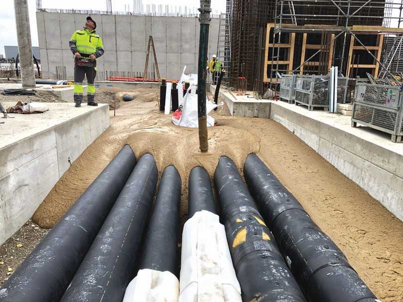 Einbau einer neuen Fernwärmeleitung durch die TBG Rott GmbH aus Kelheim auf der Baustelle des LabCampus am Flughafen München-Erding. Bei der Ausschreibung hatte der Rohrhersteller speziell darauf bestanden, dass er nur dann in die Gewährleistung gehen wird, wenn seine Fernwärmerohre in – nach RAL-Gütezeichen 507 zertifizierten – Flüssigboden eingebettet werden. | Foto: TBG Rott GmbH Einbau einer neuen Fernwärmeleitung durch die TBG Rott GmbH aus Kelheim auf der Baustelle des LabCampus am Flughafen München-Erding. Bei der Ausschreibung hatte der Rohrhersteller speziell darauf bestanden, dass er nur dann in die Gewährleistung gehen wird, wenn seine Fernwärmerohre in – nach RAL-Gütezeichen 507 zertifizierten – Flüssigboden eingebettet werden. | Foto: TBG Rott GmbH