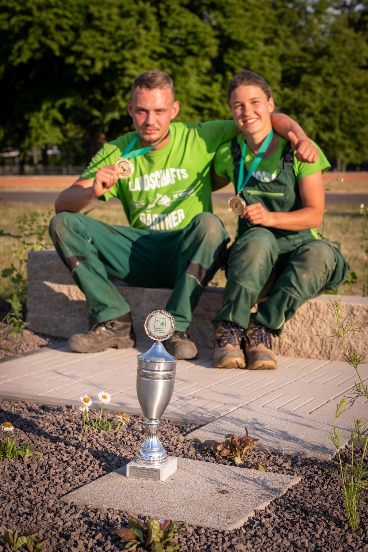 12 - Sieger im Landschaftsgärtner-Cup 2023 in Sachsen-Anhalt sind erneut Melanie Wichert (r.) und Finn Dorow. | Foto: Christian Habel 12 - Sieger im Landschaftsgärtner-Cup 2023 in Sachsen-Anhalt sind erneut Melanie Wichert (r.) und Finn Dorow. | Foto: Christian Habel