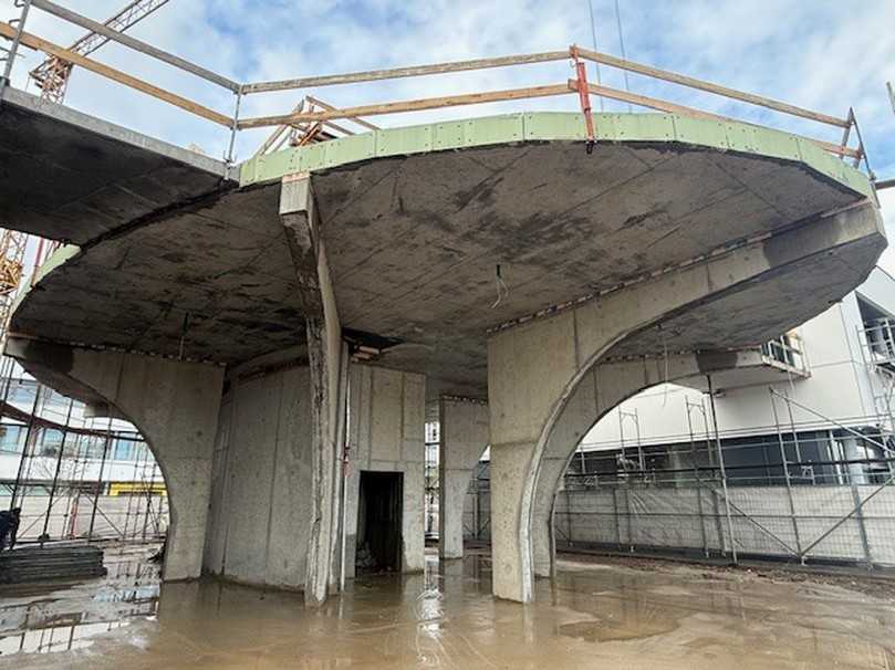 Dank der symmetrischen Anordnung sind die Horizontalkräfte, die über die Voutenträger in die Betondecke eingeleitet werden, im Gleichgewicht. | Foto: Kloos-Bau GmbH/Rodens