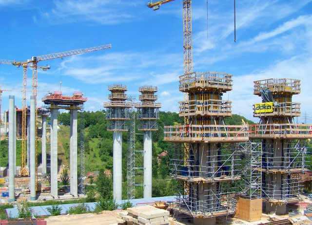 Jeweils paarweise angeordnete superschlanke Stahlbetonrundstützen tragen den Überbau. Ihr Durchmesser beträgt maximal 2,80 m bei einer Pfeilerhöhe bis zu 57,0 m. Jeweils paarweise angeordnete superschlanke Stahlbetonrundstützen tragen den Überbau. Ihr Durchmesser beträgt maximal 2,80 m bei einer Pfeilerhöhe bis zu 57,0 m.