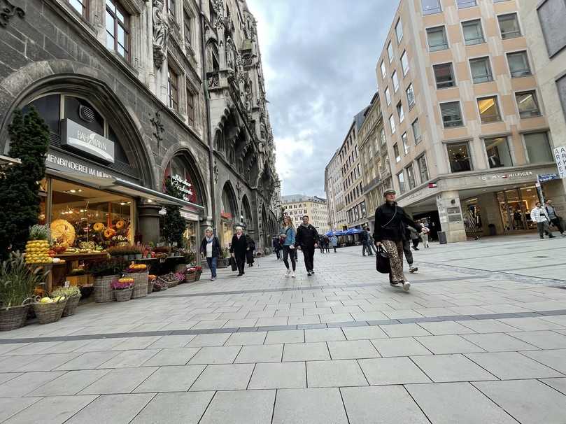 Soll für eine dauerhaft stabile Fuge sorgen: Ecoprec. Niederschlagswasser gelangt nicht in die Pflasterdecke, sondern wird über das Rinnensystem oberflächlich abgeführt. | Foto: SF-Kooperation