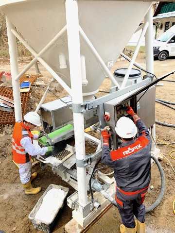 Einfache Handhabung: An dem Baustellensilo werden unterschiedliche Schaumbeton-Qualitäten und Rezepturen per Knopfdruck ausgewählt.