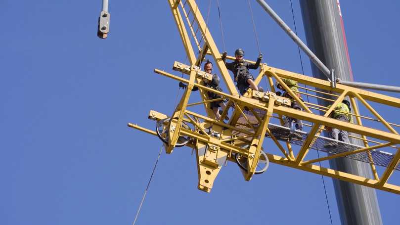 Da die Montage eines Krans dieser Größenordnung selten ist, holte Beutlhauser erfahrene Kollegen aus Dresden und Nürnberg zur Unterstützung nach Schwarzenfeld. | Foto: Beutlhauser