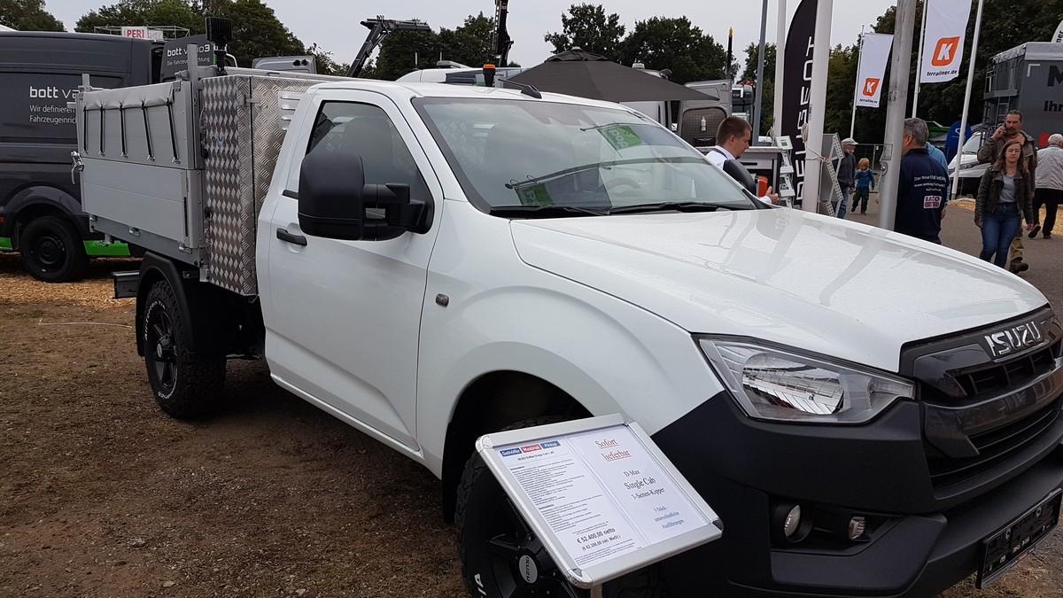 Den Pick-up Isuzu D-Max gab es auf der Nordbau 2022 mit Dreiseitenkipper und SingleCab für 52.400 Euro netto beim Händler Gethöffer. | Foto: bb