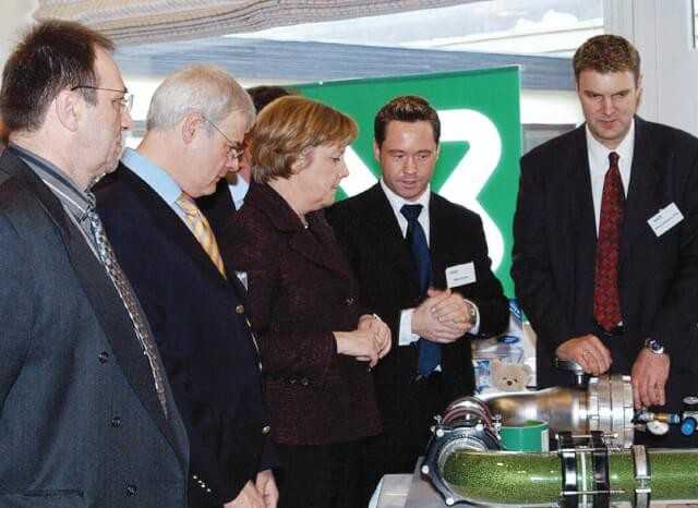 Hoher Besuch: Im Vorfeld eines Besuchs von Angela Merkel im Februar 2006 bei KOB hatte die Bundeskanzlerin ausdrück- lich darum gebeten, auch über den Brawoliner informiert zu werden. Hoher Besuch: Im Vorfeld eines Besuchs von Angela Merkel im Februar 2006 bei KOB hatte die Bundeskanzlerin ausdrück- lich darum gebeten, auch über den Brawoliner informiert zu werden.
