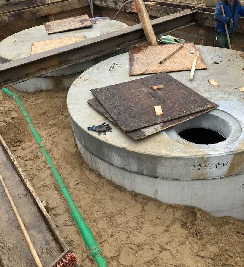Die beiden Behälter des Substratfilters ViaPlus in der Baugrube | Foto: Mall