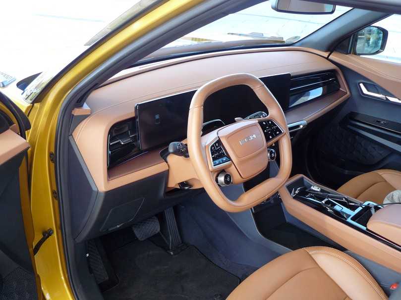 Schluss mit grauer Arbeitsmaschine: Im geräumigen Cockpit des Musso EV machen sich die edlen SUV-Gene deutlich bemerkbar. | Foto: Randolf Unruh