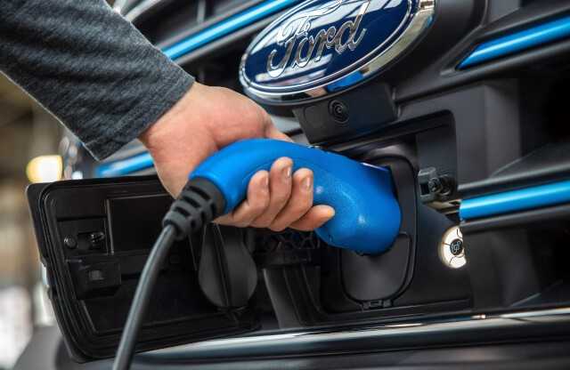 Dank Ford-Pass Connect-Modem lässt der Ford E-Transit ein hohes Maß an Vernetzung und Konnektivität zu. Dank Ford-Pass Connect-Modem lässt der Ford E-Transit ein hohes Maß an Vernetzung und Konnektivität zu.