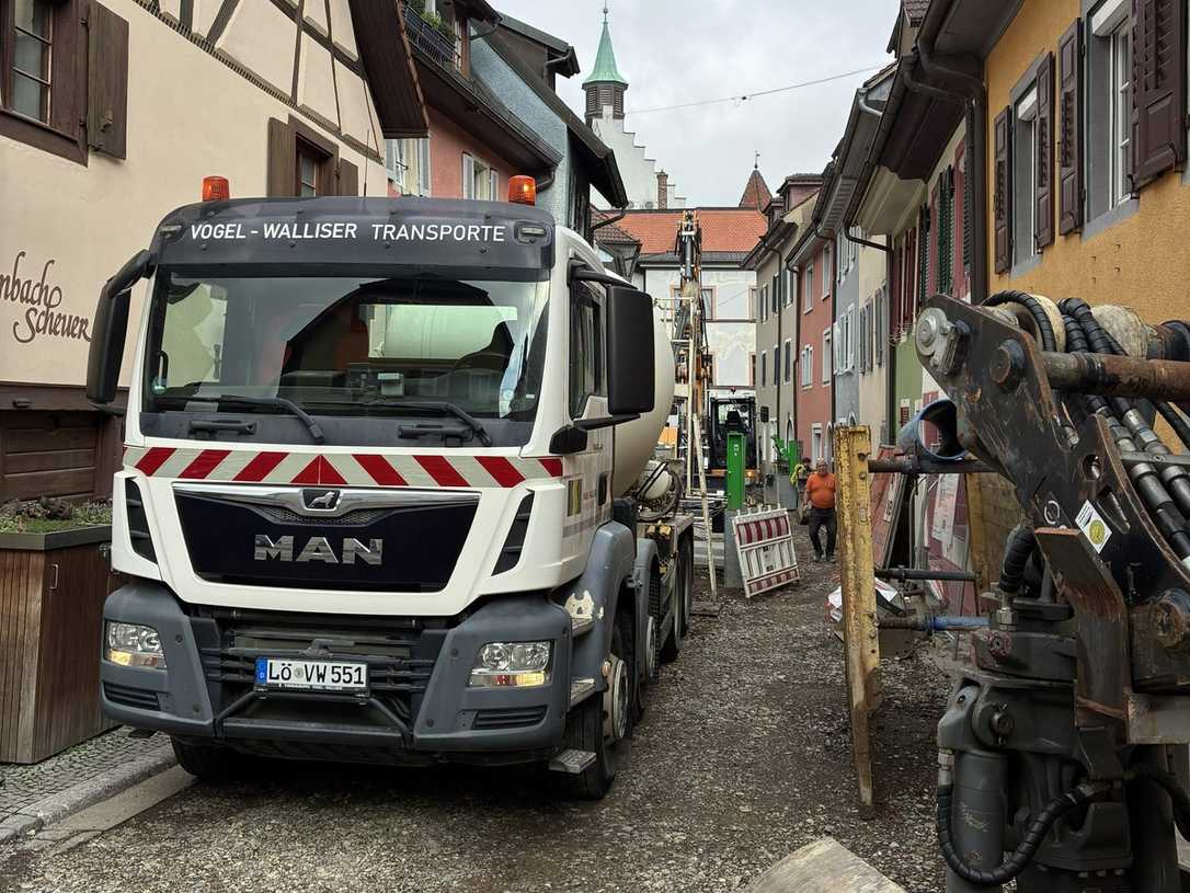 Flüssigboden im Leitungsbau: Schonende Verfüllung in enger Altstadtgasse ohne Rüttelplatte