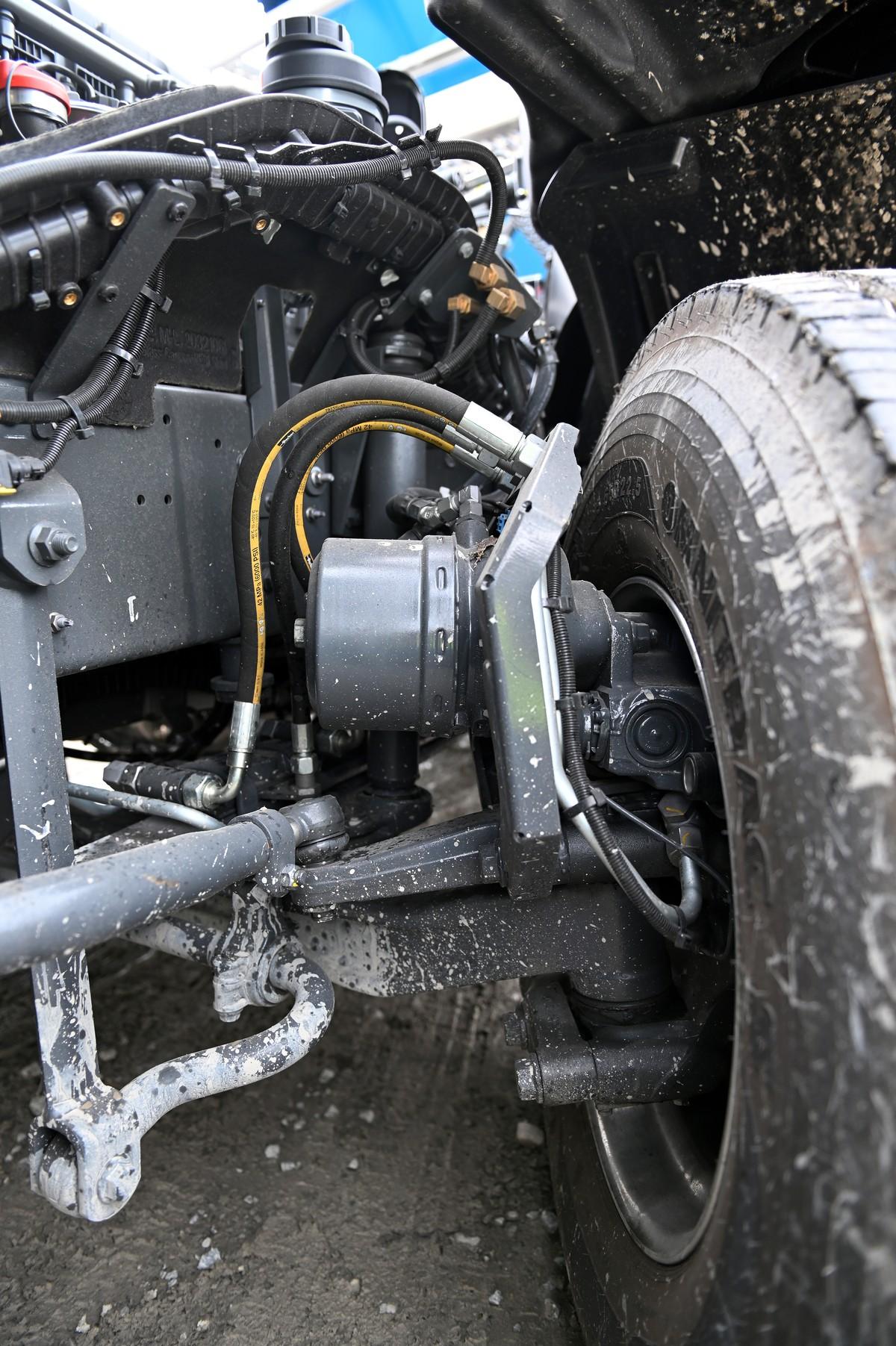 Der PXP-Antrieb verfügt über solide verlegte Verbindungsschläuche am Übergang vom Rahmen zur Radnabe der Vorderräder. | Foto: Quatex Der PXP-Antrieb verfügt über solide verlegte Verbindungsschläuche am Übergang vom Rahmen zur Radnabe der Vorderräder. | Foto: Quatex