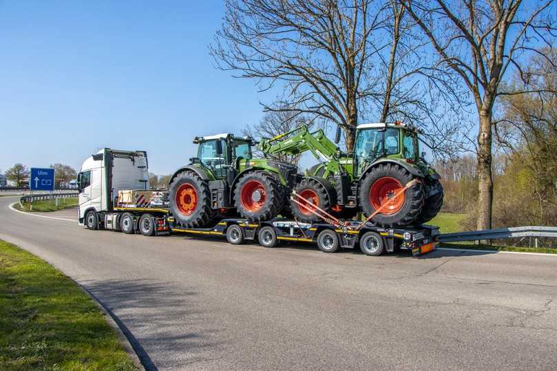 Mit dem „Stepstar“ mit Doppelradmulden lassen sich auch sehr hohe Baumaschinen transportieren. Die Doppelmuldentiefe lässt sich anpassen. | Foto: Goldhofer Mit dem „Stepstar“ mit Doppelradmulden lassen sich auch sehr hohe Baumaschinen transportieren. Die Doppelmuldentiefe lässt sich anpassen. | Foto: Goldhofer
