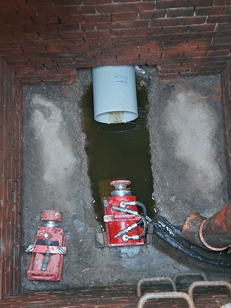 Die Press-Einrichtung stellt sicher, dass die Neurohre erfolgreich in die geborstene Altrohrtrasse eingebracht werden. | Foto: Dommel Die Press-Einrichtung stellt sicher, dass die Neurohre erfolgreich in die geborstene Altrohrtrasse eingebracht werden. | Foto: Dommel