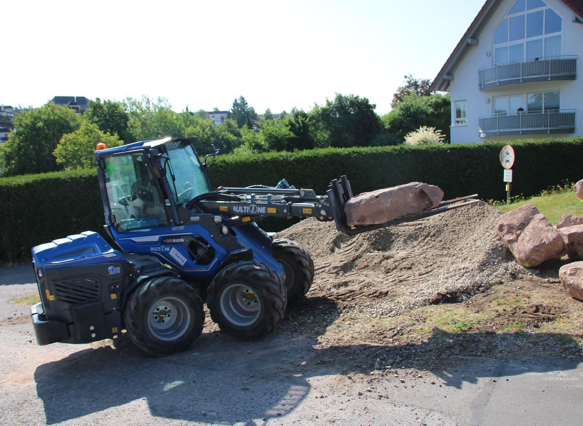 Mit der betriebseigenen Palettengabel am Multilader 8.5 versetzt Erik Schweizer mühelos die für den Schwarzwald typischen Buntsandstein-Findlinge. | Foto: Schweizer Mit der betriebseigenen Palettengabel am Multilader 8.5 versetzt Erik Schweizer mühelos die für den Schwarzwald typischen Buntsandstein-Findlinge. | Foto: Schweizer