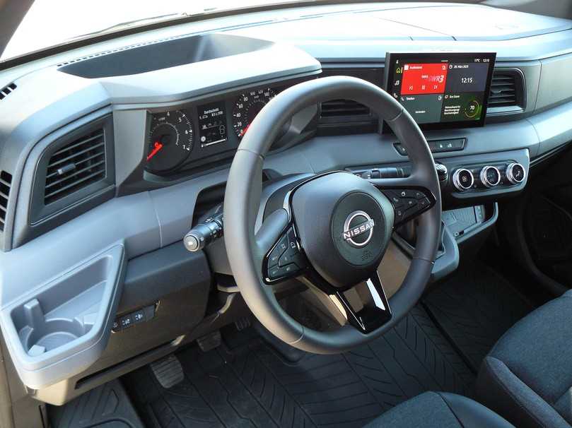 Vorbildliches Cockpit: Becherhalter als Griff, klassische Instrumente, alles im Viertelkreis angeordnet. | Foto: Randolf Unruh