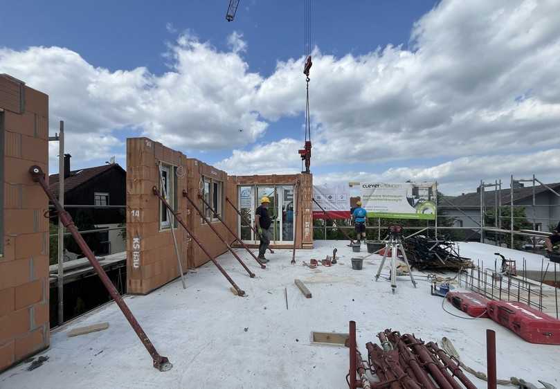 Präzise vertikale und horizontale Anschlüsse: Die vorgefertigten Wandelemente von Leipfinger-Bader minimieren Schnittstellen, beschleunigen den Bauablauf und gewährleisten höchste Ausführungsqualität. | Foto: Clever Wohnen Quartiersentwicklung GmbH