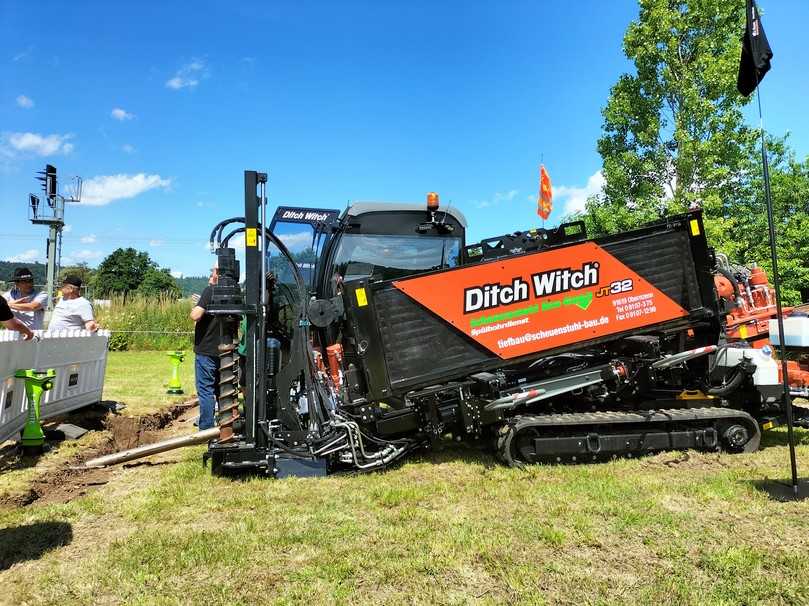 Die Ditch Witch AT32 konnte beim Bohrwettbewerb ihr Können unter Beweis stellen. Die AT32-Grundmaschinen waren wegen des weichen Bodens mit JT-Gestänge ausgerüstet. | Foto: B_I/Stärck Die Ditch Witch AT32 konnte beim Bohrwettbewerb ihr Können unter Beweis stellen. Die AT32-Grundmaschinen waren wegen des weichen Bodens mit JT-Gestänge ausgerüstet. | Foto: B_I/Stärck