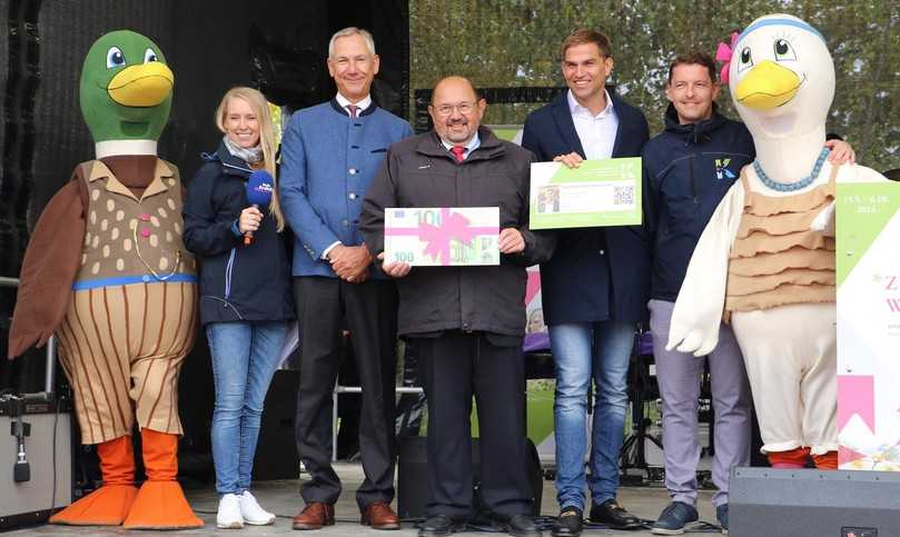 Start des Dauerkarten-Vorverkaufs für die Landesgartenschau 2024 in Kirchheim mit den Maskottchen Kirk und Stetti: Radiomoderatorin Steffi Schaller (von links), Dr. Christian Barth aus dem bayerischen Umweltministerium, Gerhard Zäh, VGL-Präsident und Vorsitzender der Gesellschafterversammlung der Bayerischen Landesgartenschau GmbH, Kirchheims Bürgermeister Maximilian Böltl sowie Maximilian Heyland, Geschäftsführer der Kirchheim 2024 GmbH. | Foto: VGL Bayern/Jochen Henning Start des Dauerkarten-Vorverkaufs für die Landesgartenschau 2024 in Kirchheim mit den Maskottchen Kirk und Stetti: Radiomoderatorin Steffi Schaller (von links), Dr. Christian Barth aus dem bayerischen Umweltministerium, Gerhard Zäh, VGL-Präsident und Vorsitzender der Gesellschafterversammlung der Bayerischen Landesgartenschau GmbH, Kirchheims Bürgermeister Maximilian Böltl sowie Maximilian Heyland, Geschäftsführer der Kirchheim 2024 GmbH. | Foto: VGL Bayern/Jochen Henning