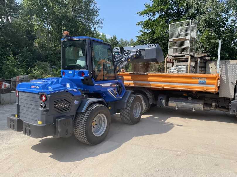 Auch zum Be- und Entladen nutzt der GaLaBau-Unternehmer seinen blauen Kompaktlader. | Foto: Multione Auch zum Be- und Entladen nutzt der GaLaBau-Unternehmer seinen blauen Kompaktlader. | Foto: Multione