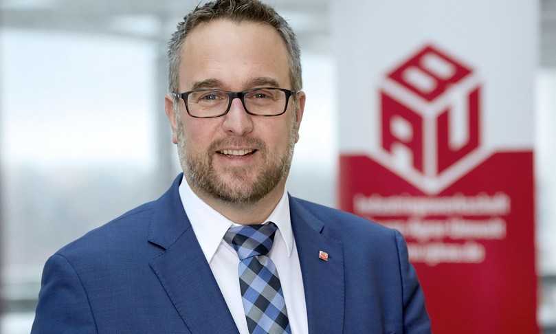 Die Baugewerkschaft will eine tarifliche Regelung für die Wegezeitentschädigung durchsetzen, laut IG Bau-Bundesvorstand Carsten Burckhardt als Bezahlung oder als Freizeitausgleich. | Foto: IG Bau/Alexander Paul Englert Die Baugewerkschaft will eine tarifliche Regelung für die Wegezeitentschädigung durchsetzen, laut IG Bau-Bundesvorstand Carsten Burckhardt als Bezahlung oder als Freizeitausgleich. | Foto: IG Bau/Alexander Paul Englert