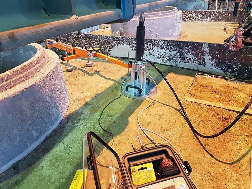 Unter Druck gesetzt: Mit dem Lastplattendruckversuch wurde der E-Modul der eingebauten Flüssigböden ermittelt. | Foto: IKT Unter Druck gesetzt: Mit dem Lastplattendruckversuch wurde der E-Modul der eingebauten Flüssigböden ermittelt. | Foto: IKT