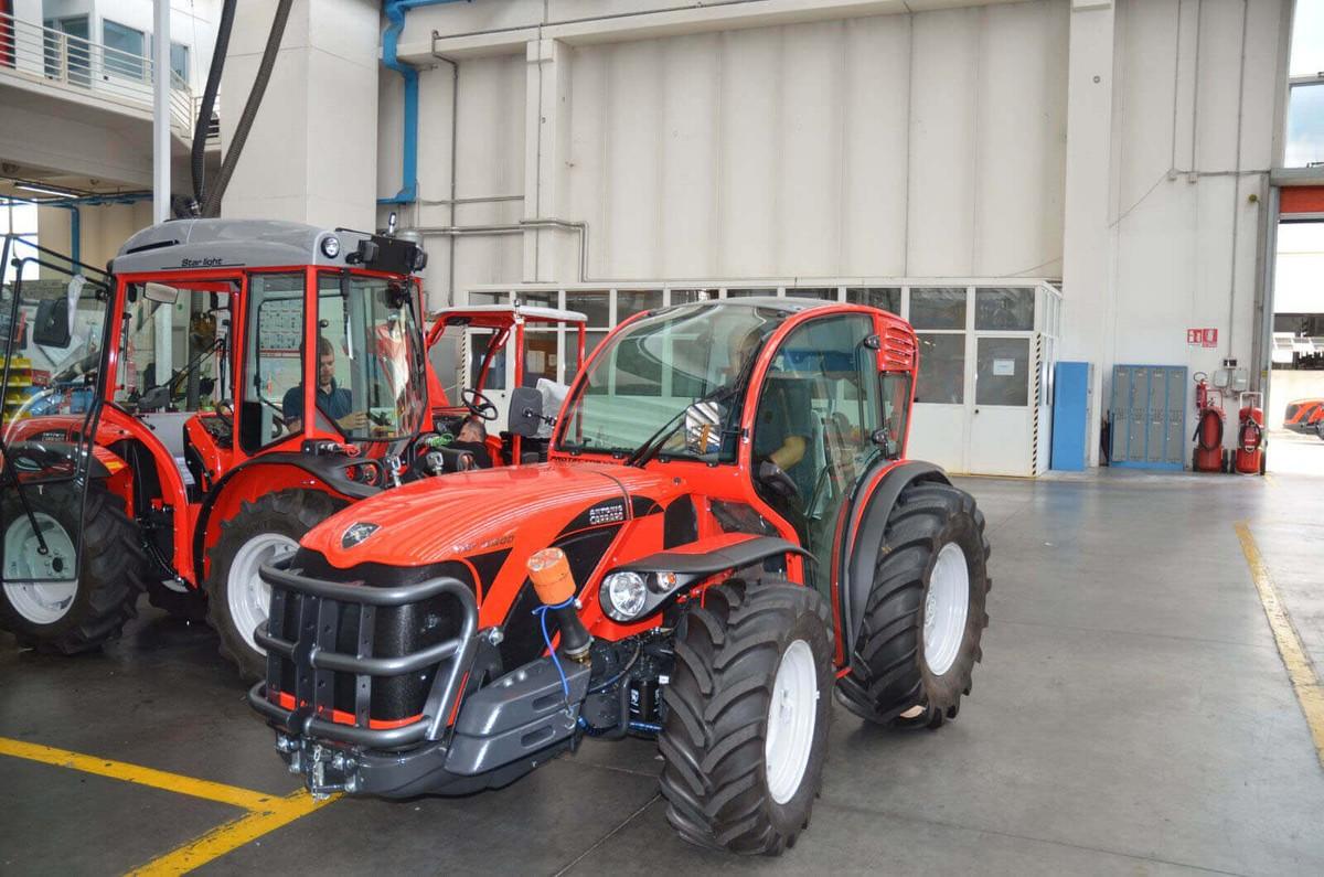 Ein fertiger Traktor für die Landwirtschaft verlässt die Fabrik.